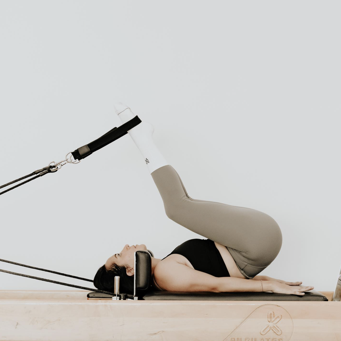 Pilates ReformerFortalece y estiliza tu cuerpo con movimientos fluidos y precisos en grupos pequeños. Mejora tu postura y libera tensiones acumuladas mientras sientes cómo tu cuerpo se alarga y gana fuerza. ¡Descubre el poder del Pilates Reformer y prueba una clase hoy!