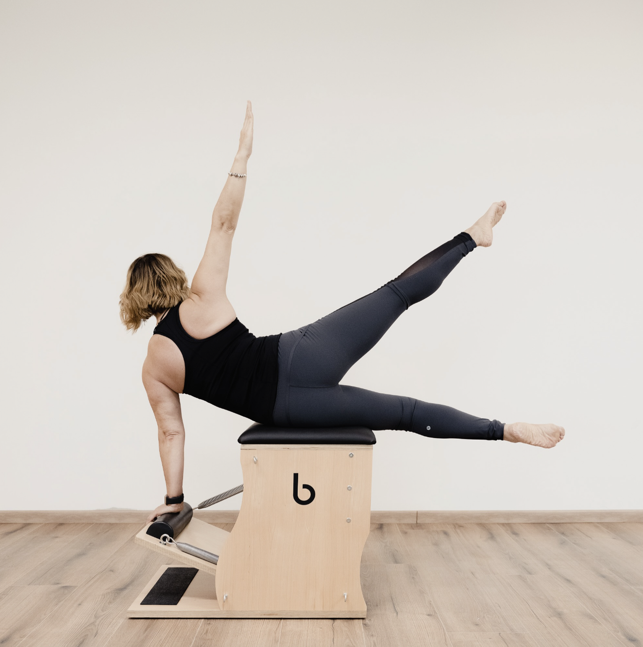 Silla WundaFortalece tu núcleo y mejora tu estabilidad con movimientos desafiantes y versátiles en la silla Wunda. Perfecta para trabajar fuerza, equilibrio y coordinación, esta clase lleva tu práctica al siguiente nivel. ¡Prueba una clase y siente la diferencia!
