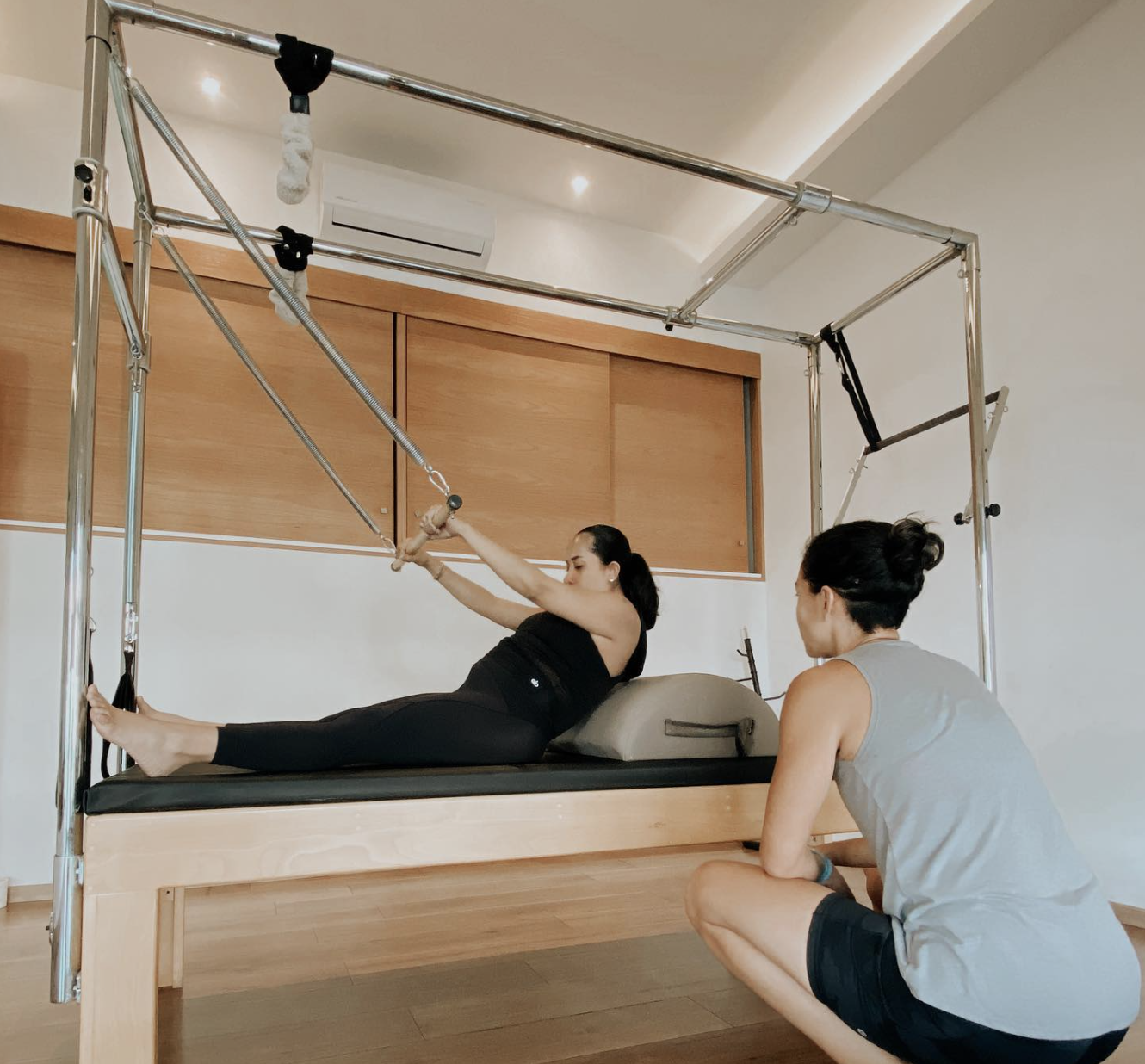 Sesiones PrivadasRecibe atención completamente personalizada para alcanzar tus objetivos a tu propio ritmo. Ya sea Pilates Reformer, Mat, Silla Wunda, Corrector Espinal o Cadillac. Diseñamos cada clase exclusivamente para ti. ¡Reserva tu sesión y disfruta de una experiencia única que transforma tu cuerpo y mente!