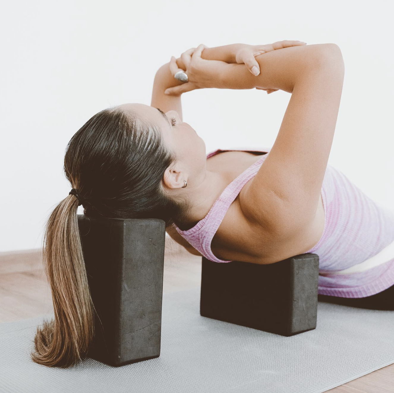 YogaEncuentra equilibrio y calma mientras fortaleces tu cuerpo y despejas tu mente. En nuestras clases de yoga personalizadas, desconéctate del estrés y conecta con tu paz interior. ¡Prueba una clase y transforma tu día!